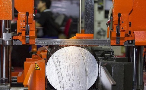 新化立式金属带锯床切削出现跑带故障解决方法！